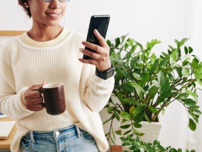 women leaving phone message for trade businesses